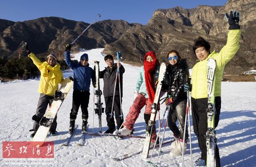 资料图:北京的户外运动爱好者在延庆县石京龙滑雪场参加高山滑雪运动.