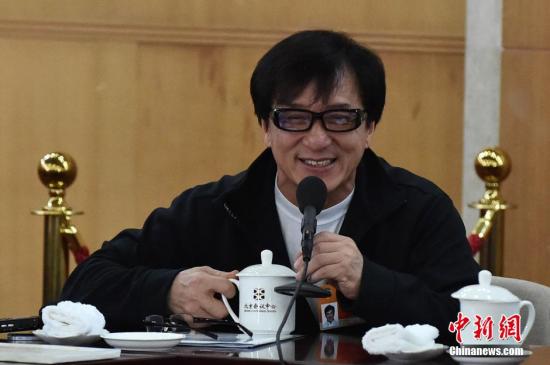 成龙出书回忆外遇生女自称高片酬仍无安全感(图)