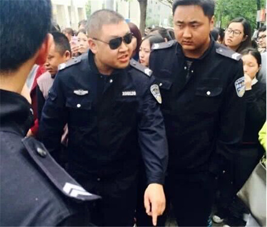 网友拍摄的冲突现场。