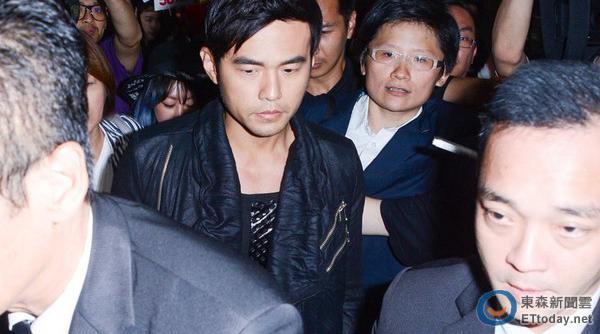 周杰伦现身12分钟快闪被媒体狂追到躲厕所