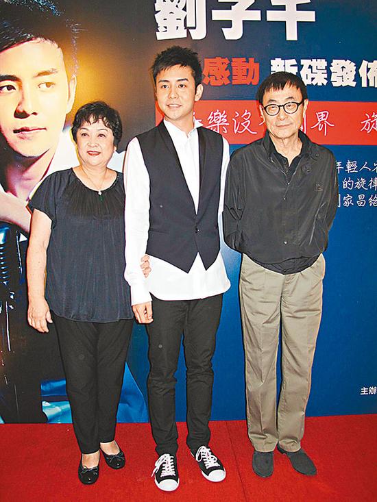 刘家昌和甄珍在过去20多年表面仍维持夫妻形象，甚至在儿子刘子千出碟时，一同站台。 资料图片