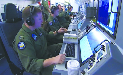 外交部：美军机抵近南沙岛礁极易致海空意外事件