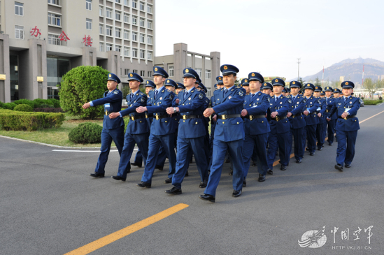 中国空军首批士官长正式上岗履职 成军官助手(图)