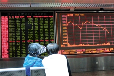 7月2日下午2点,东直门一证券交易厅内两位股民在讨论沪指走势。本版摄影/新京报记者