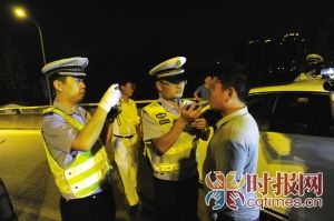 7月10日，记者跟随九龙坡交巡警夜查酒驾，短短2小时，共有6名酒驾人员被查获。