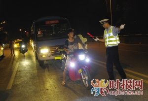 7月10日，记者跟随九龙坡交巡警夜查酒驾，短短2小时，共有6名酒驾人员被查获。