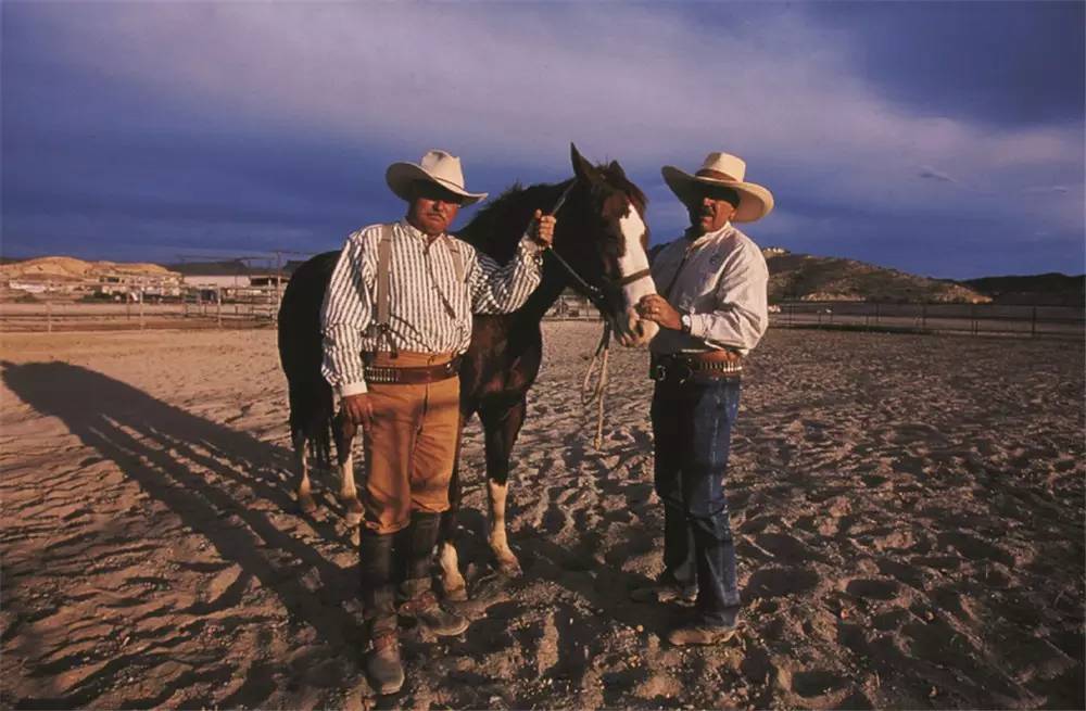 牛仔邀你去美国新狐约会:马背上的情怀 悬崖边的气魄|牛仔裤搭配|Javelinas_凤凰旅游