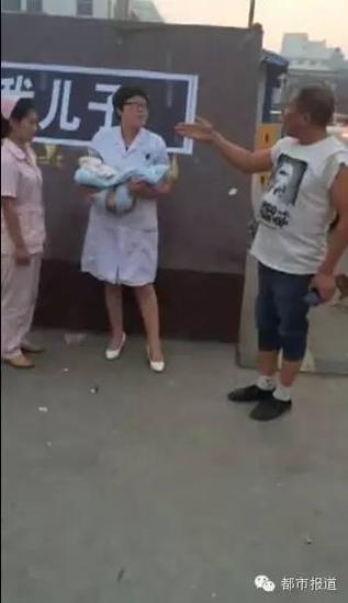 手机拍摄：周口太康县人民医院医生护士被逼抱尸示众