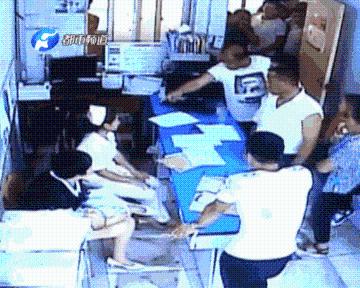 监控视频：孩子家属对医护人员殴打辱骂扇耳光