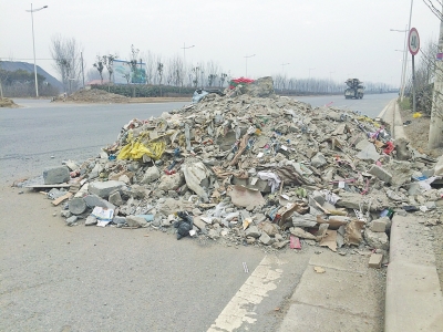 渣土车猖獗垃圾围城 郑州绕城路沦为“消纳场”