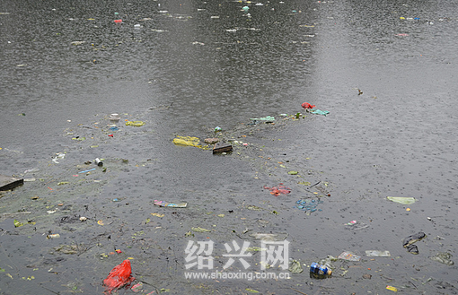 绍兴:河面飘浮大量垃圾,监督电话无人接听|垃圾