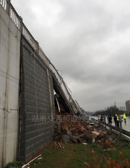 长沙浏阳河大桥人行道发生坍塌|人行道|大桥_凤