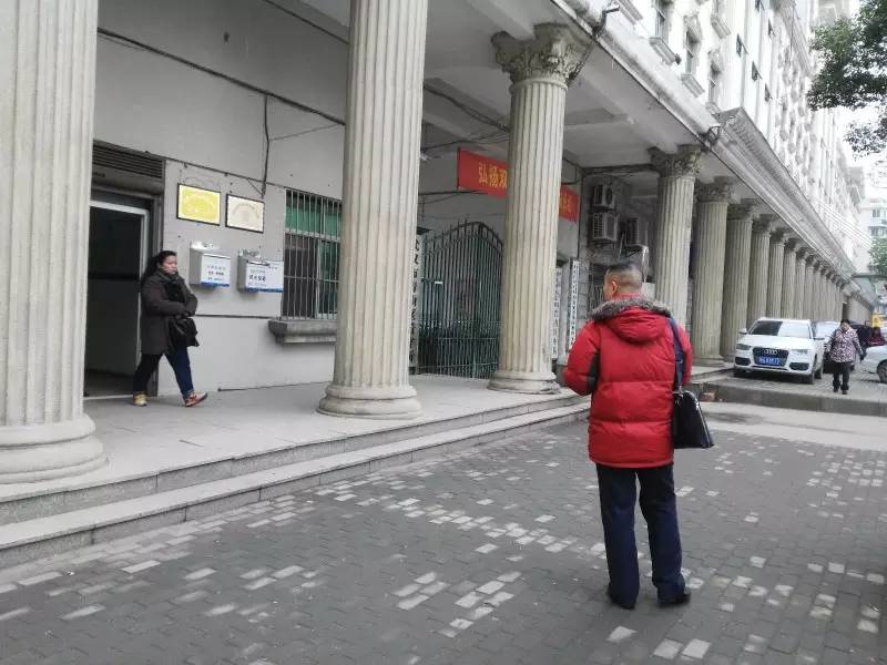 总经理落马,被曝裁员,供给侧改革……过去的一年,关于武钢的舆论风暴从未止歇。正在召开的两会中,武钢现任工董事长、党委书记马国强首度对媒体公开表示,武钢员工数量将从现有的8万人减至3万人,再次点燃话题。