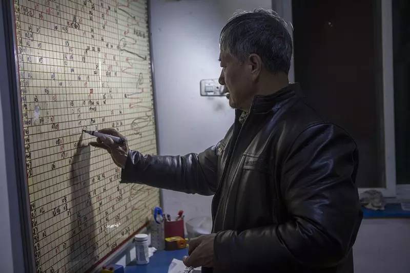 总经理落马,被曝裁员,供给侧改革……过去的一年,关于武钢的舆论风暴从未止歇。正在召开的两会中,武钢现任工董事长、党委书记马国强首度对媒体公开表示,武钢员工数量将从现有的8万人减至3万人,再次点燃话题。