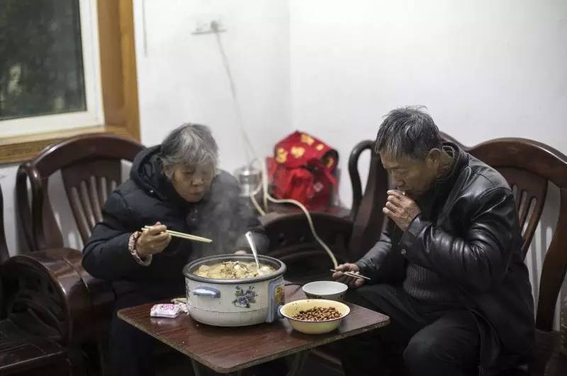 总经理落马,被曝裁员,供给侧改革……过去的一年,关于武钢的舆论风暴从未止歇。正在召开的两会中,武钢现任工董事长、党委书记马国强首度对媒体公开表示,武钢员工数量将从现有的8万人减至3万人,再次点燃话题。