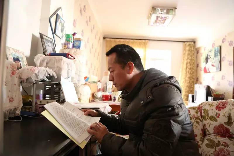 总经理落马,被曝裁员,供给侧改革……过去的一年,关于武钢的舆论风暴从未止歇。正在召开的两会中,武钢现任工董事长、党委书记马国强首度对媒体公开表示,武钢员工数量将从现有的8万人减至3万人,再次点燃话题。
