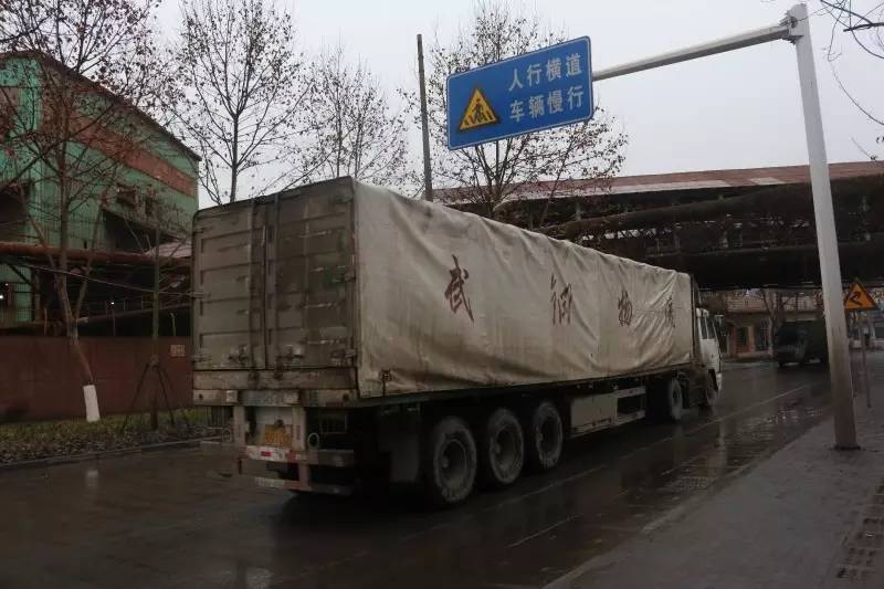 总经理落马,被曝裁员,供给侧改革……过去的一年,关于武钢的舆论风暴从未止歇。正在召开的两会中,武钢现任工董事长、党委书记马国强首度对媒体公开表示,武钢员工数量将从现有的8万人减至3万人,再次点燃话题。