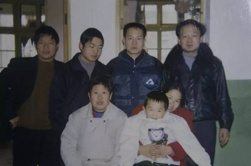 总经理落马,被曝裁员,供给侧改革……过去的一年,关于武钢的舆论风暴从未止歇。正在召开的两会中,武钢现任工董事长、党委书记马国强首度对媒体公开表示,武钢员工数量将从现有的8万人减至3万人,再次点燃话题。