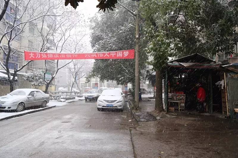 总经理落马,被曝裁员,供给侧改革……过去的一年,关于武钢的舆论风暴从未止歇。正在召开的两会中,武钢现任工董事长、党委书记马国强首度对媒体公开表示,武钢员工数量将从现有的8万人减至3万人,再次点燃话题。