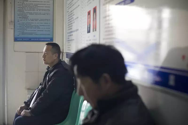 总经理落马,被曝裁员,供给侧改革……过去的一年,关于武钢的舆论风暴从未止歇。正在召开的两会中,武钢现任工董事长、党委书记马国强首度对媒体公开表示,武钢员工数量将从现有的8万人减至3万人,再次点燃话题。