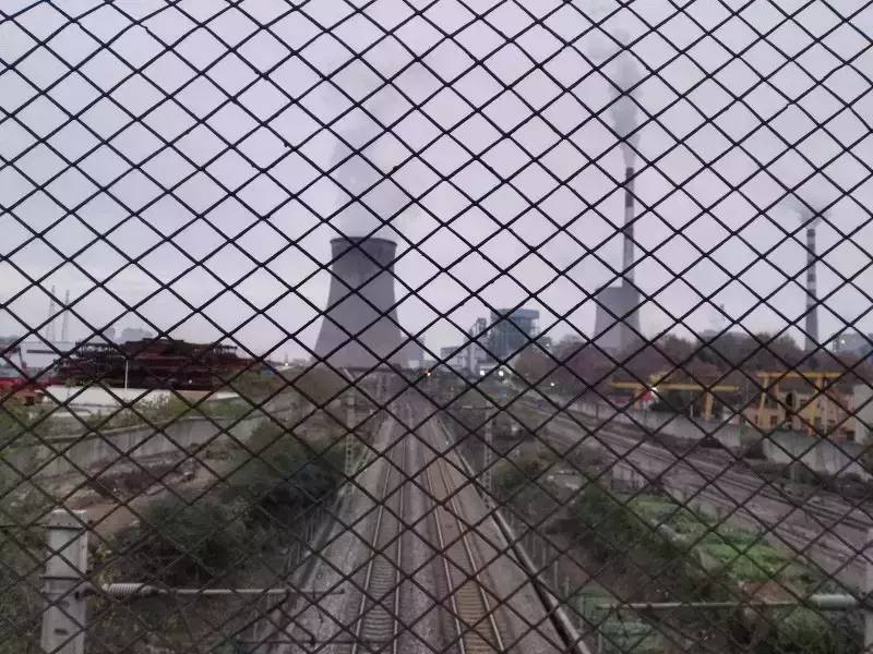 总经理落马,被曝裁员,供给侧改革……过去的一年,关于武钢的舆论风暴从未止歇。正在召开的两会中,武钢现任工董事长、党委书记马国强首度对媒体公开表示,武钢员工数量将从现有的8万人减至3万人,再次点燃话题。