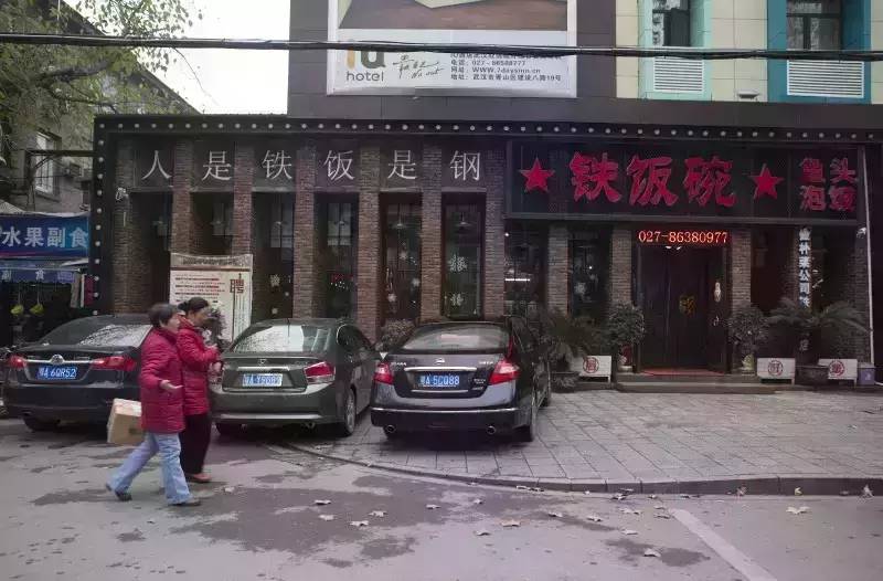 总经理落马,被曝裁员,供给侧改革……过去的一年,关于武钢的舆论风暴从未止歇。正在召开的两会中,武钢现任工董事长、党委书记马国强首度对媒体公开表示,武钢员工数量将从现有的8万人减至3万人,再次点燃话题。