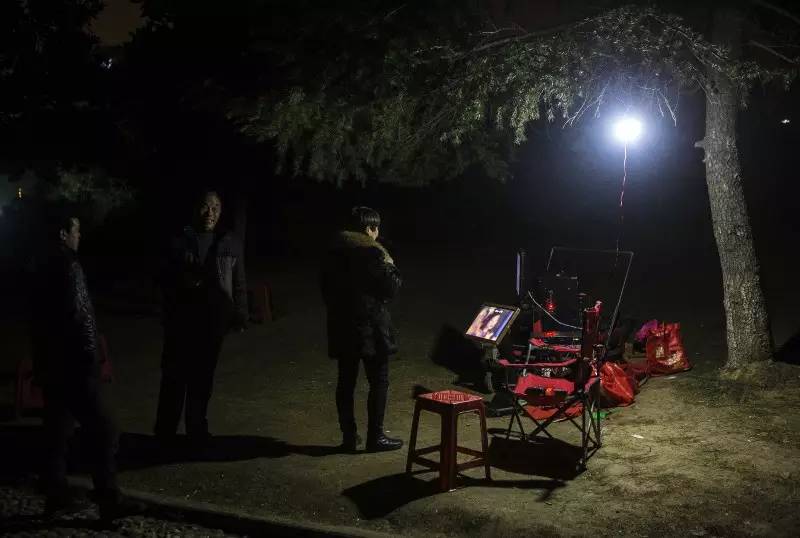 总经理落马,被曝裁员,供给侧改革……过去的一年,关于武钢的舆论风暴从未止歇。正在召开的两会中,武钢现任工董事长、党委书记马国强首度对媒体公开表示,武钢员工数量将从现有的8万人减至3万人,再次点燃话题。