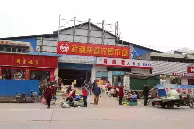 总经理落马,被曝裁员,供给侧改革……过去的一年,关于武钢的舆论风暴从未止歇。正在召开的两会中,武钢现任工董事长、党委书记马国强首度对媒体公开表示,武钢员工数量将从现有的8万人减至3万人,再次点燃话题。
