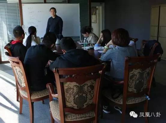 她曾主持界一姐，当红时突然消失，如今谜团解开…