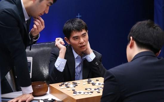 围棋世界冠军李世石回顾他1-4败于AlphaGo的比赛。图片来源MIT Technology Review。