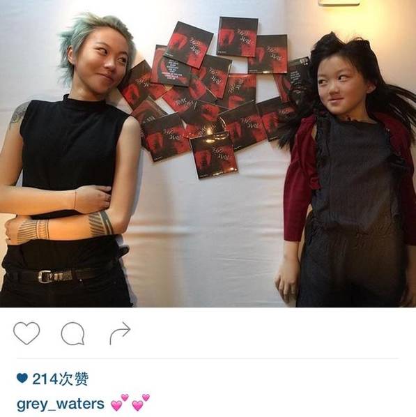 窦靖童与王菲终于同框了合影妹妹李嫣温馨有爱