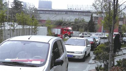 青岛雍翠华苑小区起火消防栓无水 靠脸盆扑火