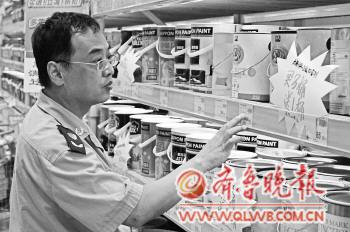  青岛市工商局市南分局的执法人员正在检查一家建材市场。(资料片)