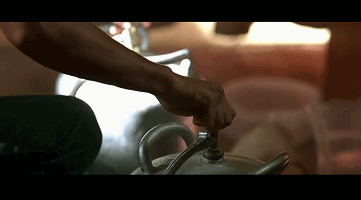 小儿子一路逃回房车,姐姐在拼命地把煤气罐打开,设下埋伏▼