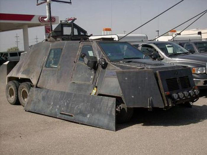 抵御僵尸的超级装甲车