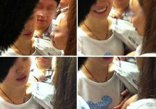 照片中一美女的胸部被从后面伸来的一只手不断的揉捏,而地铁色狼还不