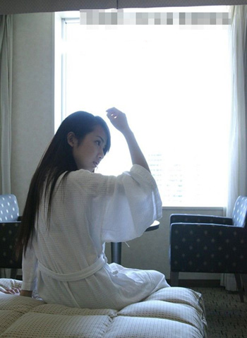 大学生情侣开房遭偷窥女友被吓哭