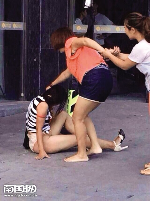 实拍:小三遭原配当街暴打 衣服几乎被撕光-凤凰