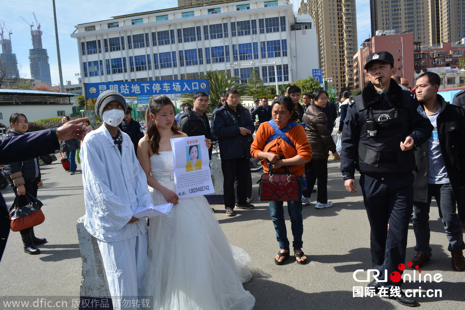 <em>24岁女孩</em>穿婚纱携病弟征婚:救我弟弟马上结婚
