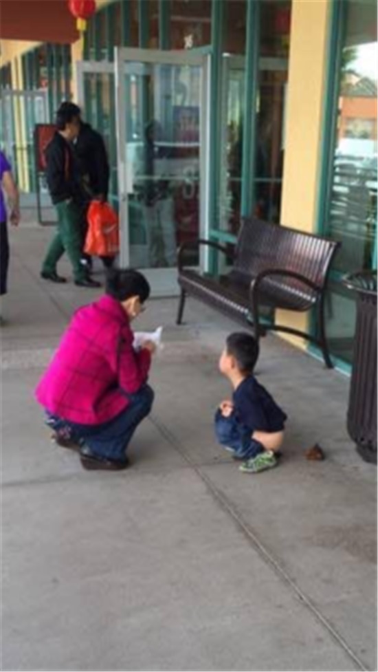 中国男童在美国名店前大便 被两岸三地网友痛骂