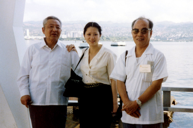 时任广东省省长的习仲勋（左）和广东省委书记吴冷西（右）与Vivian Zhang在夏威夷珍珠港的一艘船上合影。