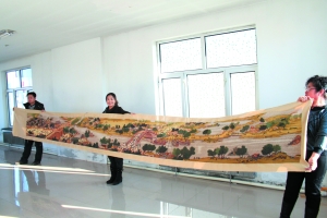 扎兰屯一妇女绣制7米长十字绣《清明上河图》