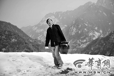 　　2月12日张剑峰给山上带了一个坛子，以便做泡菜 本组图片由本报记者陈团结摄