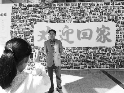 2011年4月24日，一位校友在清华大学校园里拍照留念。王振摄（资料图片）