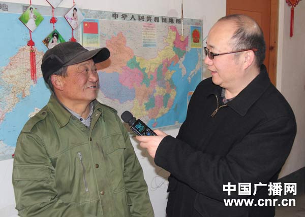 中央台“沂蒙春早”报道组记者王凯在山东临沂莒南县石莲子镇村民家中采访。