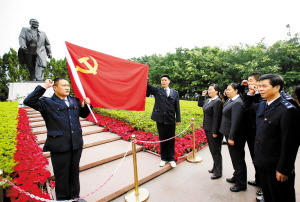 　　昨日，深圳巴士公司在莲花山顶小平塑像前组织新党员宣誓。　　深圳商报记者 施平 摄