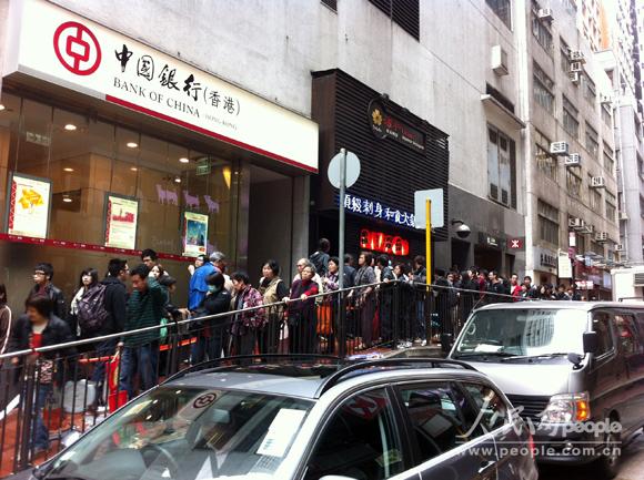 组图:香港市民排队抢购中银百年纪念钞