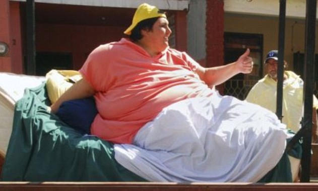 英男子夺"全世界最胖者"称号 体重近370公斤无法自理