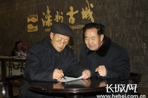 老陈投入全部精力进入楹联创作。 马志勇 摄