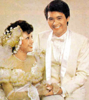 余安安和周润发当年结婚照